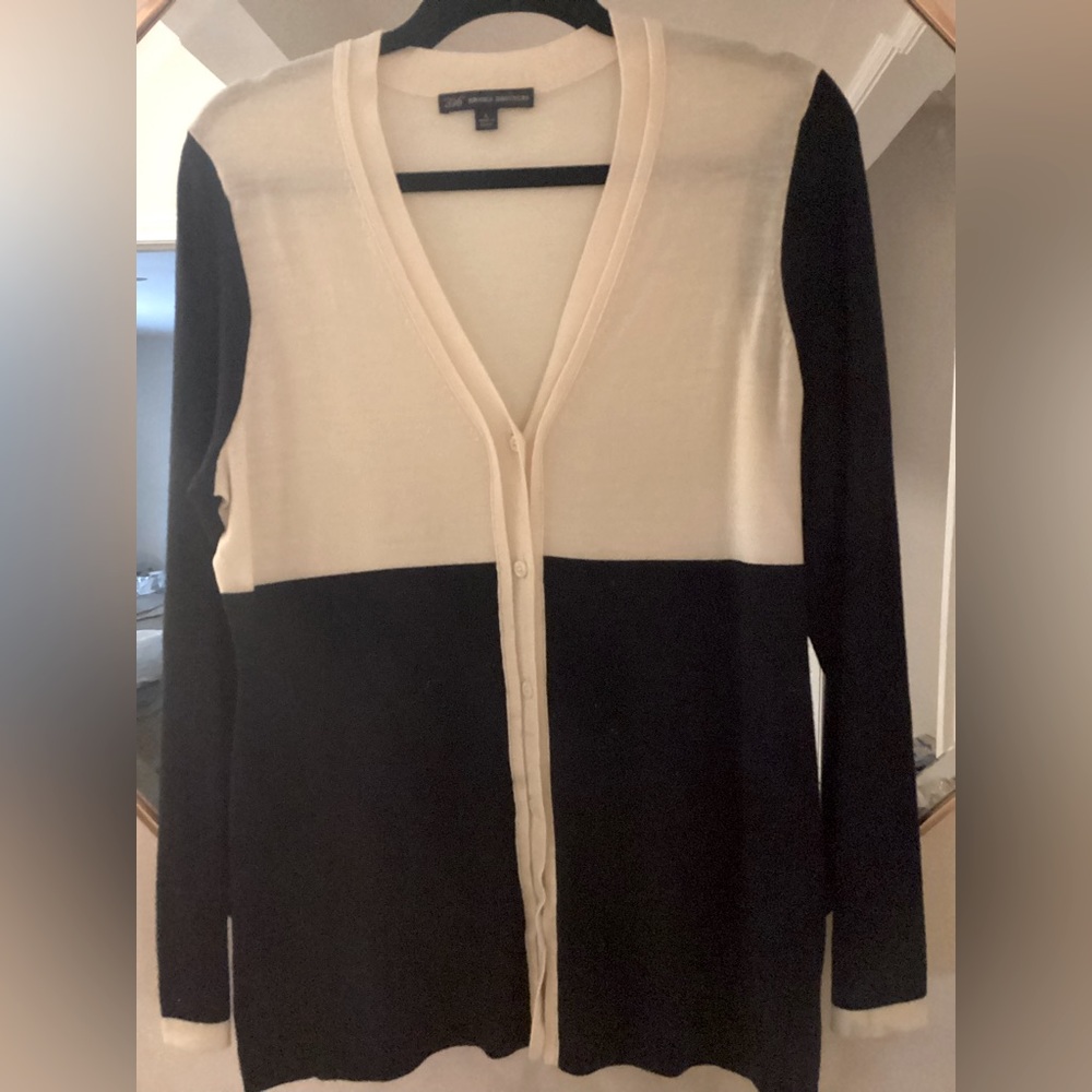 Beautiful Brooks Brothers top cardigan, size Large. It’s of-white and navy.